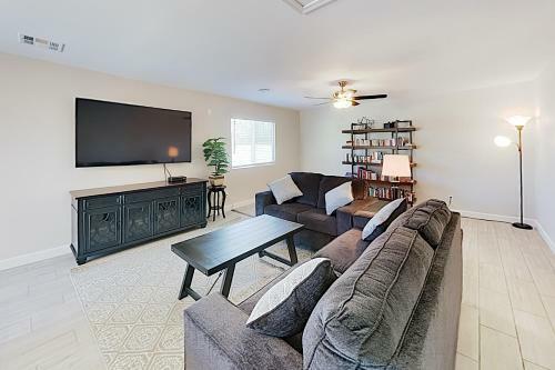 New Listing! Luxe Getaway With Pool & Mountain Views Home