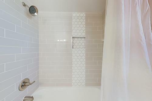 New Listing! Luxe Getaway With Pool & Mountain Views Home