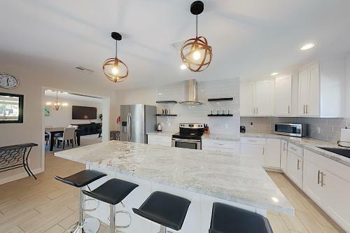 New Listing! Luxe Getaway With Pool & Mountain Views Home