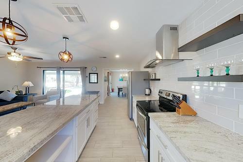 New Listing! Luxe Getaway With Pool & Mountain Views Home