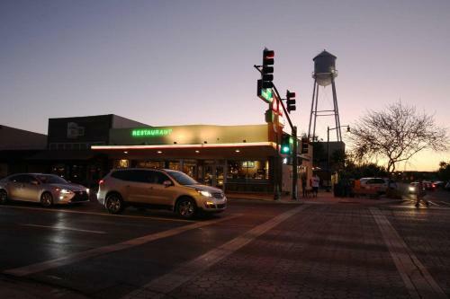 Cozy Gilbert Condo Walking Distance To Downtown !