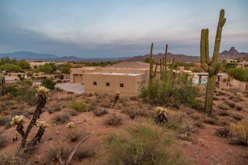 Desert Paradise - Home Office & Gym - Private Pool Home
