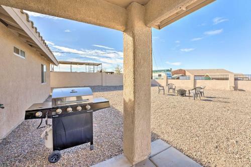 Home With Fire Pit And Grill, 4 Mi To Lake Havasu