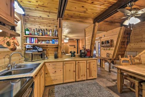 Munds Park Cabin With Furnished Deck And Fire Pit!