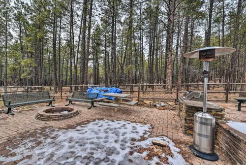 Munds Park Cabin With Furnished Deck And Fire Pit!