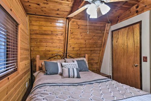 Munds Park Cabin With Furnished Deck And Fire Pit!