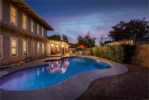 Spacious Updated 2 Masters Pool