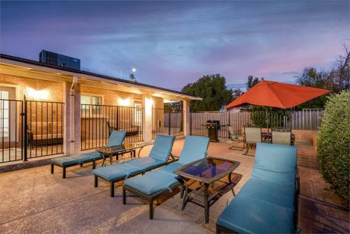 Spacious Updated 2 Masters Pool