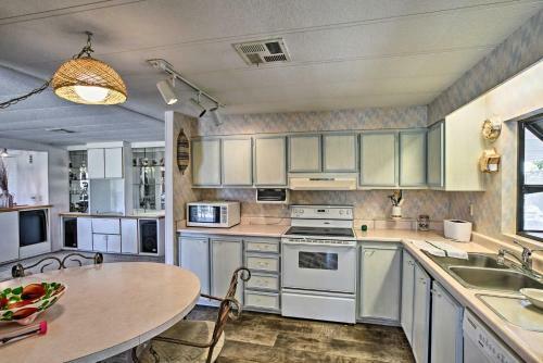 House With Golf Course View And Pool Access!