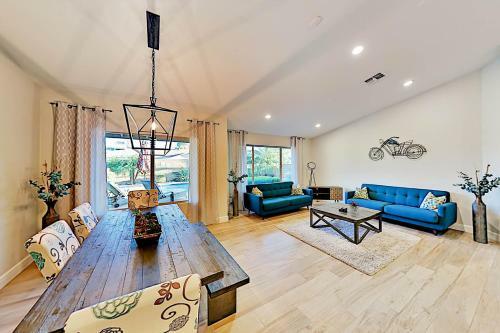 Upgraded Retreat - Poolside Oasis, Patio & Grill Home