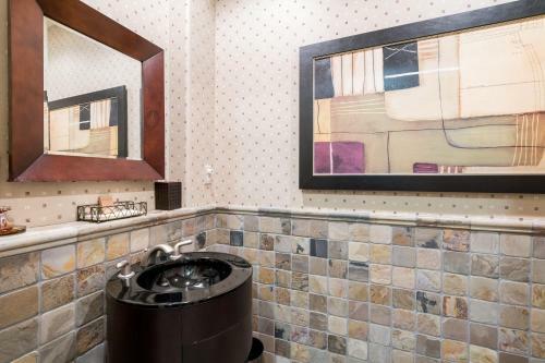 All-suite Home Located In North Phoenix Home