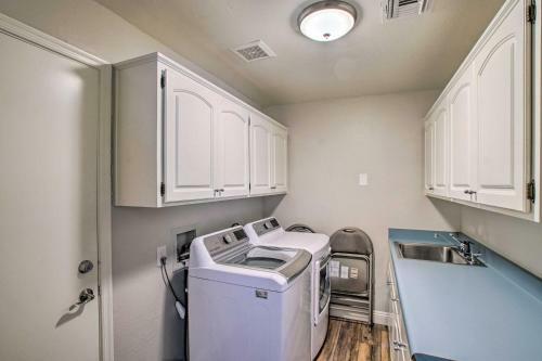 Trendy Phoenix Home With Pool - Walk To Lookout Mtn!