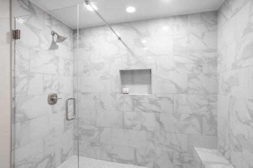 Family Friendly Modern With Gated & Heated Pool Home