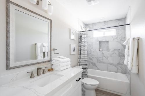 Family Friendly Modern With Gated & Heated Pool Home