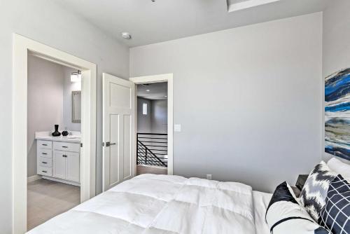 Upscale Phoenix Home With Backyard, Near Golf!