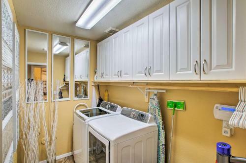 Luxury Glendale Getaway With Hot Tub And Patio!