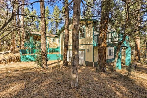 Pine House On Wooded Lot With Covered Patio And Deck!