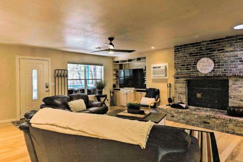 Pine House On Wooded Lot With Covered Patio And Deck!