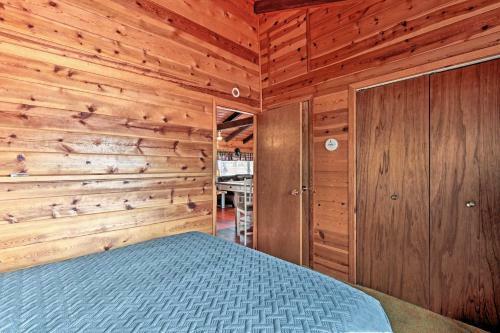 Lakeside Log Cabin With Deck Less Than 2 Mi To Rainbow Lake!