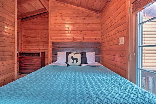 Lakeside Log Cabin With Deck Less Than 2 Mi To Rainbow Lake!