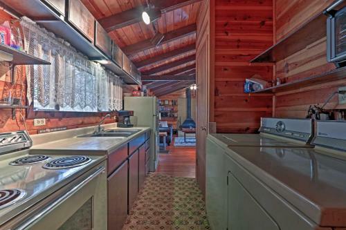 Lakeside Log Cabin With Deck Less Than 2 Mi To Rainbow Lake!