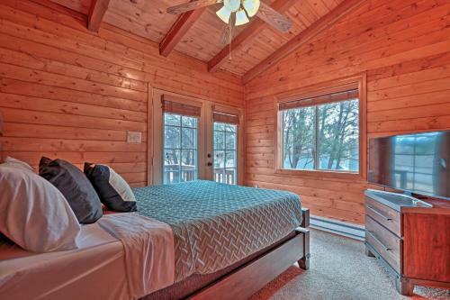 Lakeside Log Cabin With Deck Less Than 2 Mi To Rainbow Lake!