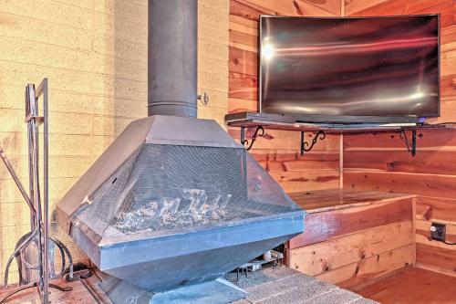 Lakeside Log Cabin With Deck Less Than 2 Mi To Rainbow Lake!