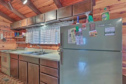 Lakeside Log Cabin With Deck Less Than 2 Mi To Rainbow Lake!