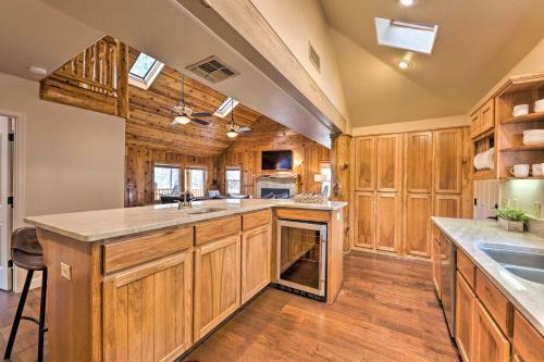 Luxe Cabin With Game Room 1 Mi To Rainbow Lake!