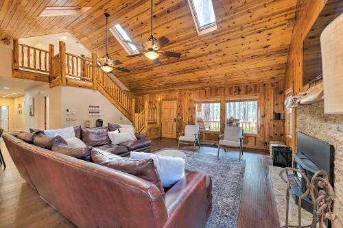 Luxe Cabin With Game Room 1 Mi To Rainbow Lake!