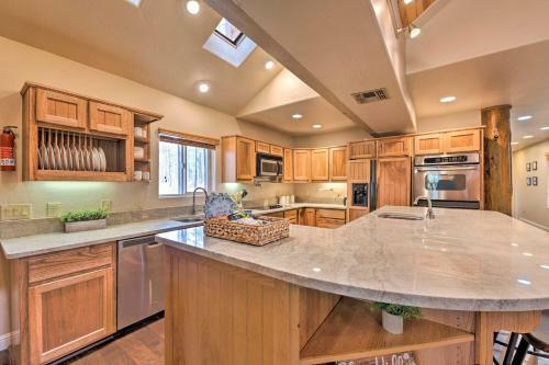 Luxe Cabin With Game Room 1 Mi To Rainbow Lake!