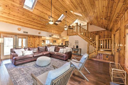 Luxe Cabin With Game Room 1 Mi To Rainbow Lake!