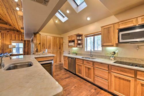 Luxe Cabin With Game Room 1 Mi To Rainbow Lake!