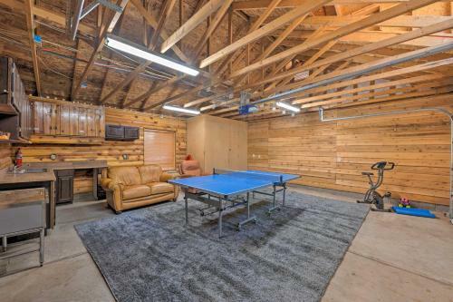 Luxe Cabin With Game Room 1 Mi To Rainbow Lake!