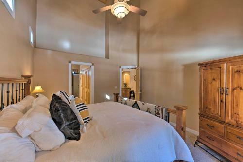 Spacious Pinetop Country Club Cabin With Deck!