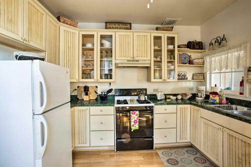 Serendipity Cottage With Yard, Walk To Town And Dining!