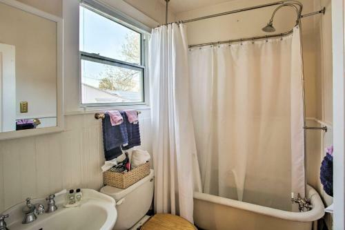 Serendipity Cottage With Yard, Walk To Town And Dining!