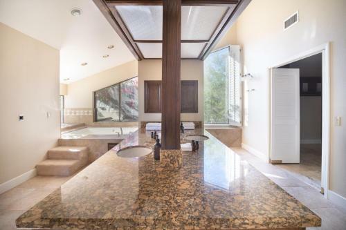 Sonoran By Avantstay - Desert Getaway W/ Pool, Rooftop Deck & Views