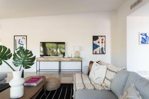 Desert Oasis W/ Pool, Table Tennis, & Fire Pit ? Caspian By Avantstay