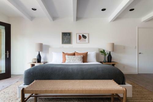 Desert Oasis W/ Pool, Table Tennis, & Fire Pit ? Caspian By Avantstay