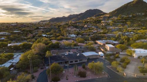Desert Oasis W/ Pool, Table Tennis, & Fire Pit ? Caspian By Avantstay
