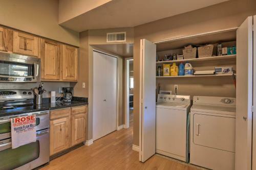 Tempe Golf Retreat With Putting Green And Pool Access!