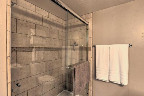 Tempe Golf Retreat With Putting Green And Pool Access!