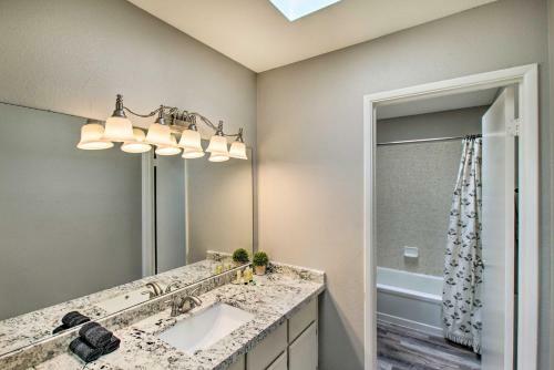 Bright Townhome With Terrace Walk To Sloan Park
