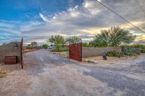 Spacious Oasis With Hot Tub, 6mi To Saguaro Park