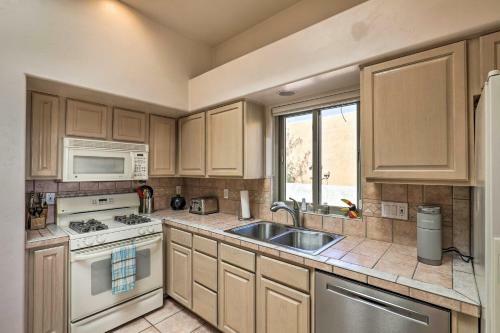 Tucson Getaway With Hot Tub, Fireplace And Office!