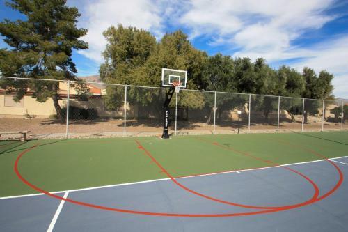 Tucson Townhome With Private Patio And Mtn Views!