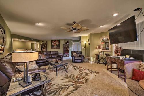 Lakefront Retreat With Dock And Beach 2 Miles To Golf