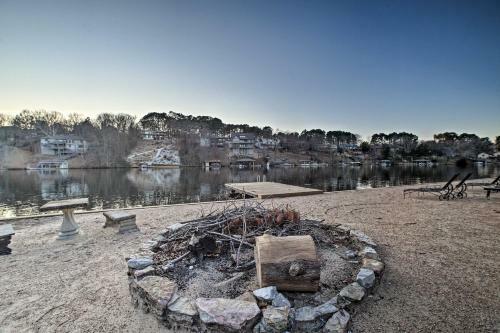 Lakefront Retreat With Dock And Beach 2 Miles To Golf