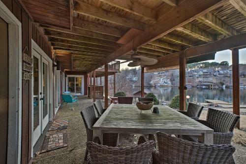 Lakefront Retreat With Dock And Beach 2 Miles To Golf